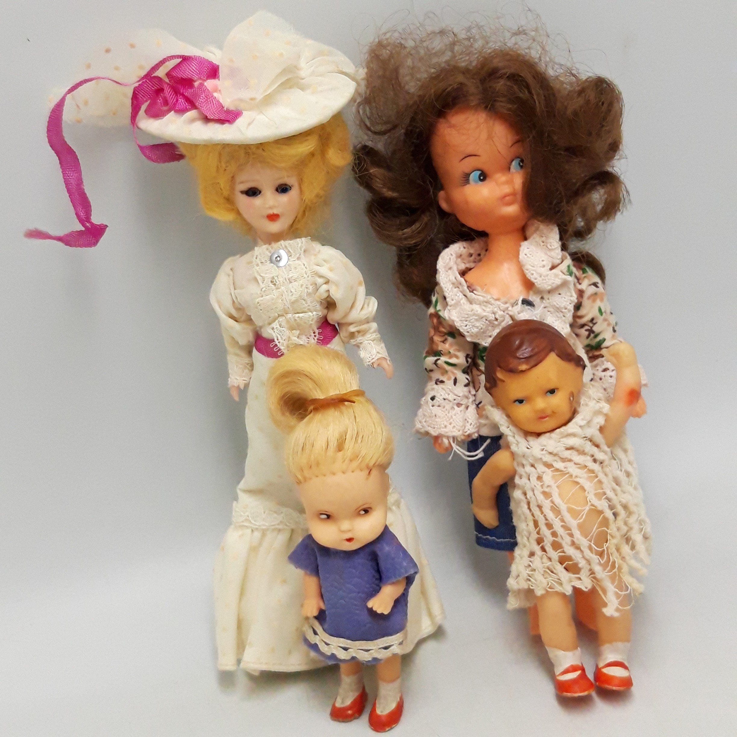 4 poupées en tenue traditionnelle  - Vue 3 - 